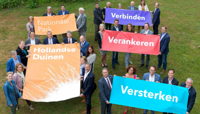 De partners met spandoeken